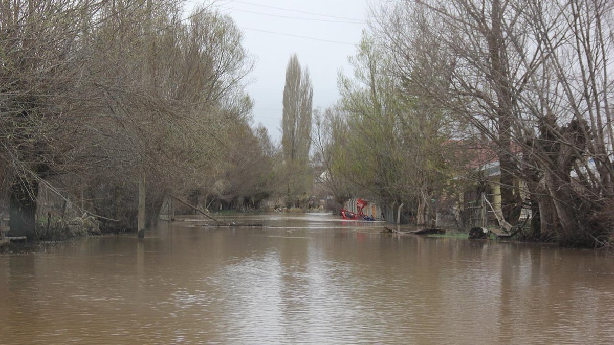 haber3com's tweet image. Sivas’ta etkili olan sağanak yağış ve eriyen kar suları barajları doldurdu. İmranlı Sulama Barajı'nda kapakların açılmasıyla yükselen Kızılırmak, Zara ilçesine bağlı Canova köyünü yuttu. Sular altında kalan… haber3.com/foto-galeri/ha… #Sivas #Kızılırmak #Baraj #Sel #DoğaOlayları