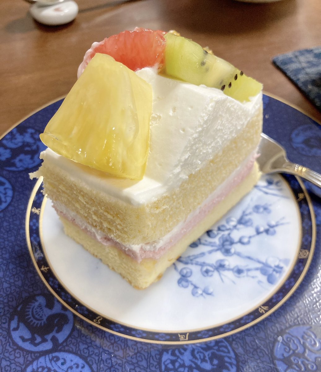 結婚記念日。もう10年だもの、あっという間。キラキラした生活でもなけりゃ、青息吐息の極貧でもない、ありきたりの生活してる。でもまあそれくらいでいいのよ。いいもんだよ結婚生活も。

#みんな大好きシャトレーゼ