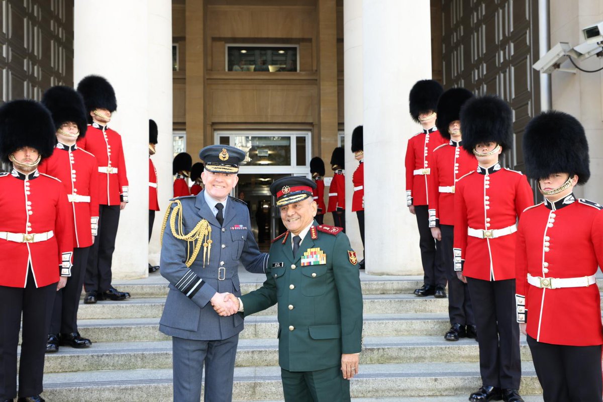 HQ_IDS_India's tweet image. General Anil Chauhan, Chief of Defence Staff #CDS on an official visit to the UK, was accorded a Ceremonial Step Line and received by Air Chief Marshal Sir Richard Knighton, #UK #CDS, underscoring a strong, future-ready India - UK defence partnership. He also interacted with Mr
