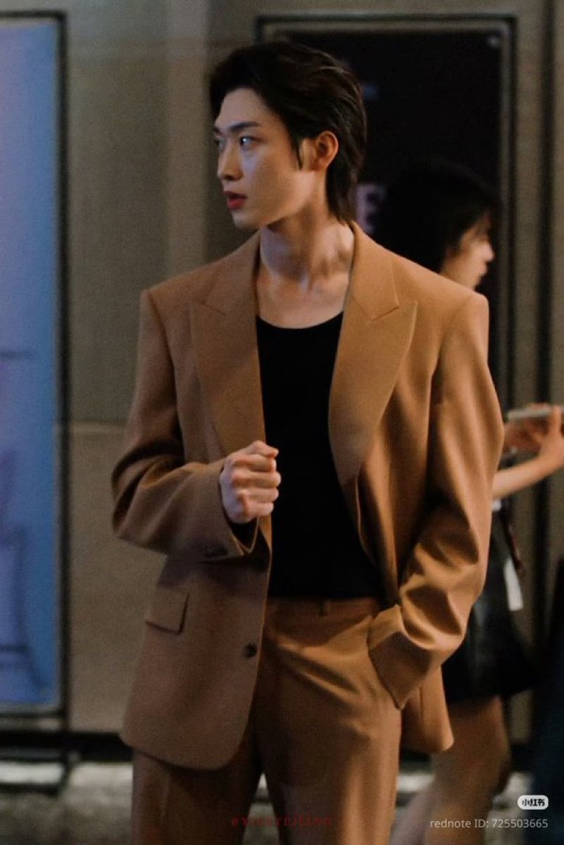 auroranoboreale's tweet photo. I will never get over the fact that this body card, face card, style card did not walk in the fashion show 🫠 https://t.co/dbZtssbgnK
