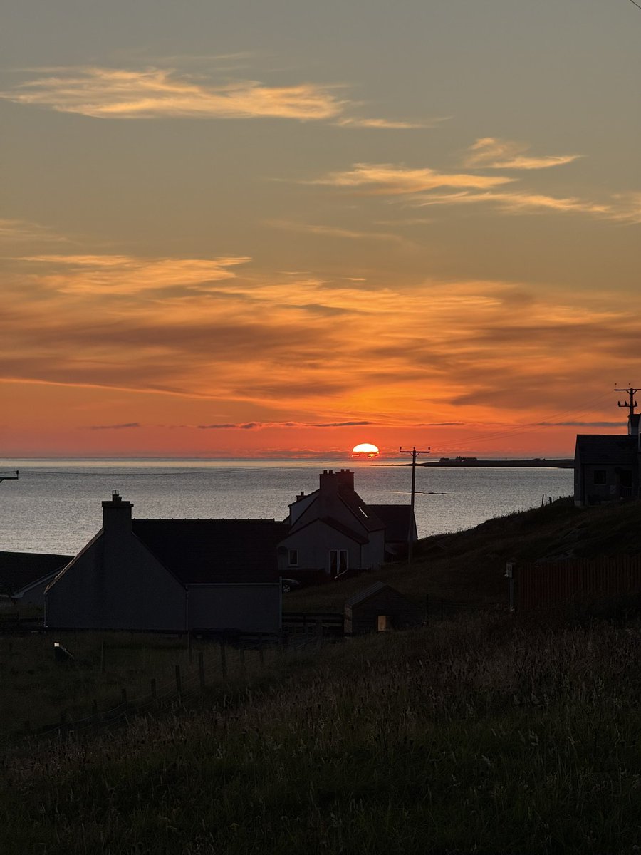 Lovethisland_'s tweet image. Sun setting. Eriskay.

“Lovely day…”

#hebrides #outerhebrides #Scotland