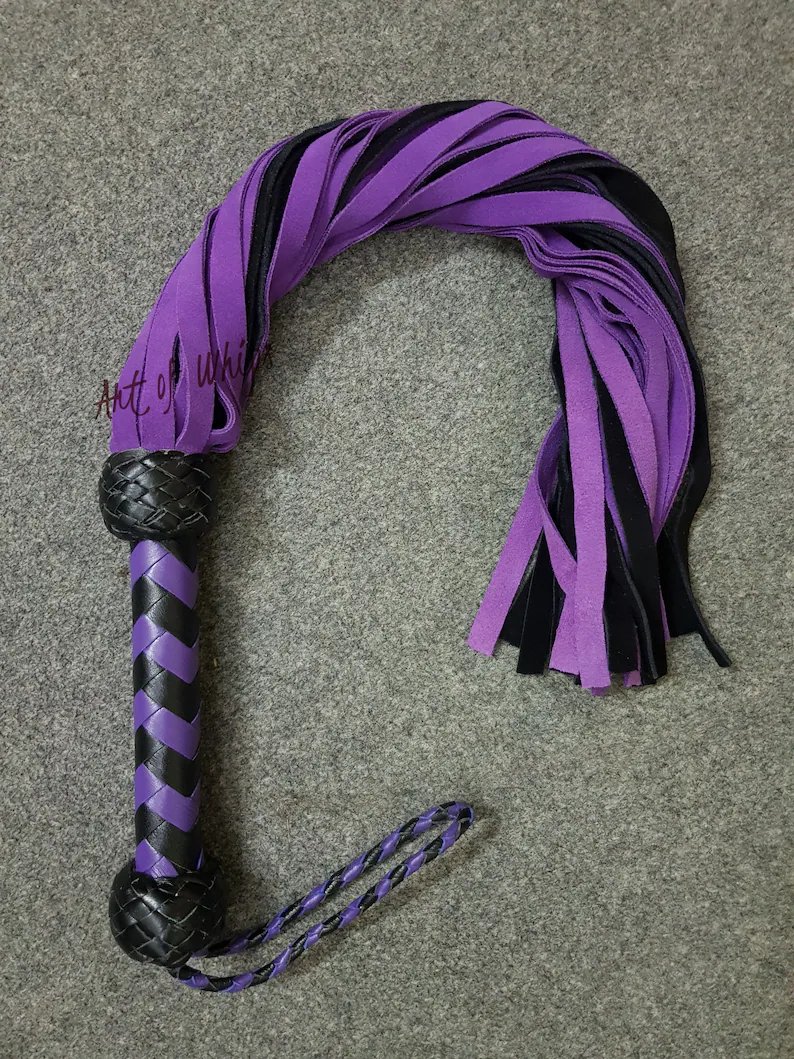 art_whips's tweet image. Premium leather flogger with 36 suede tails &amp;amp; strong cowhide handle. Built for durability, balance, and a clean finish. Available in multiple colors.

Check it out 👇
 artofwhips.etsy.com

#LeatherCraft #Handmade #EtsyFinds #DjangoStudio