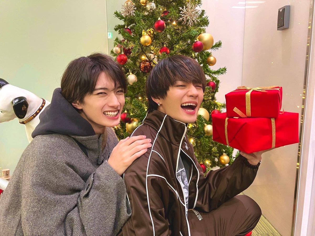 snow_2710's tweet photo. 肩に手を置くとあざとくなるんですよ、この人 https://t.co/kd3V6S4BuN