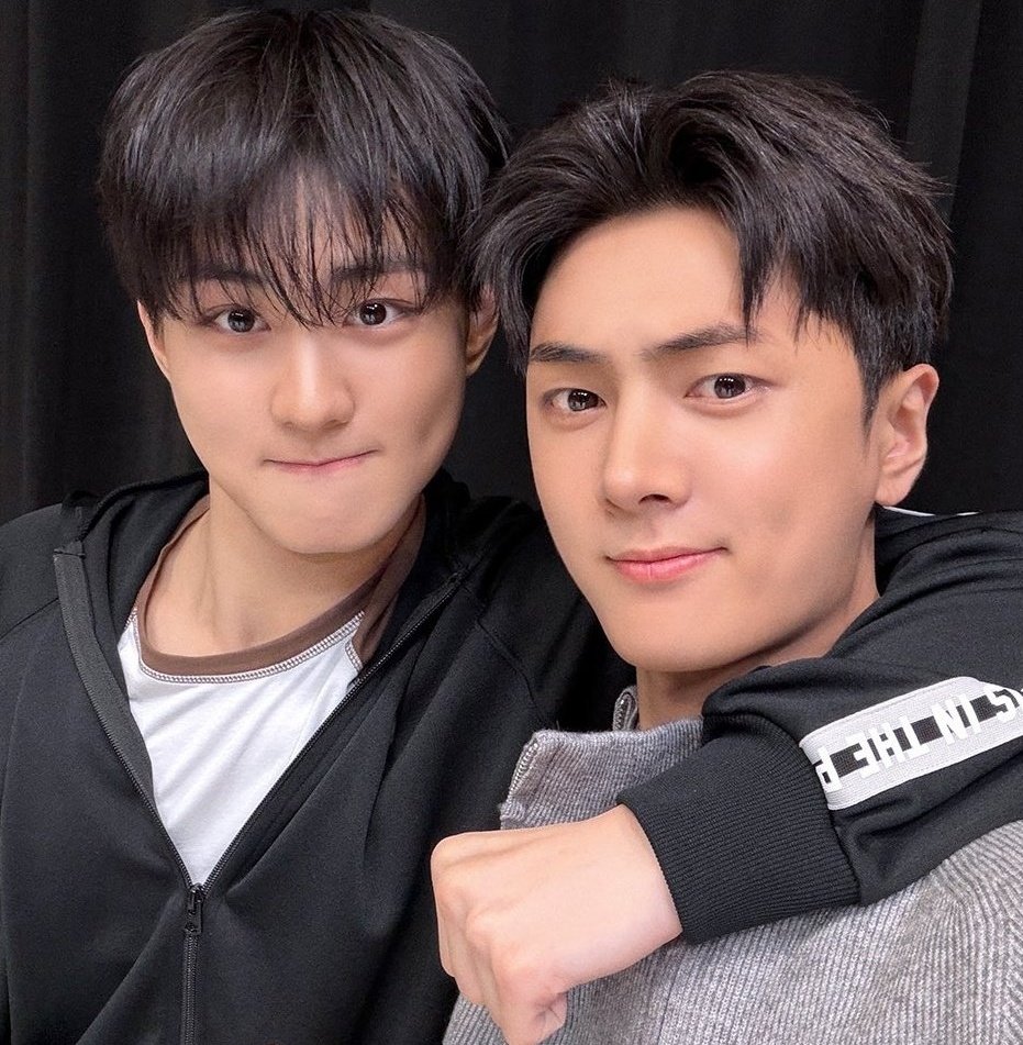what if jw kissed jy's cheek before taking a picture 😏