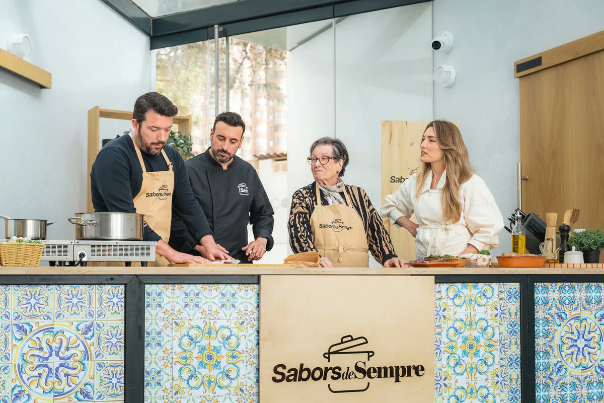 apunt_media's tweet photo. 🍴 Darrere de #SaborsDeSempre hi ha un equip de 29 persones repartides, principalment, en quatre equips: redacció, realització, gravació, edició i producció.

Cada dimecres a les 22:45 h, esta sèrie proposa un viatge gastronòmic i cultural per la Comunitat Valenciana on la tradició i el present es troben.

👥 Amb @alex_blanquer i el xef @rubenfenollar
 
ℹ️ Més info: https://t.co/gvNL4JGgoL