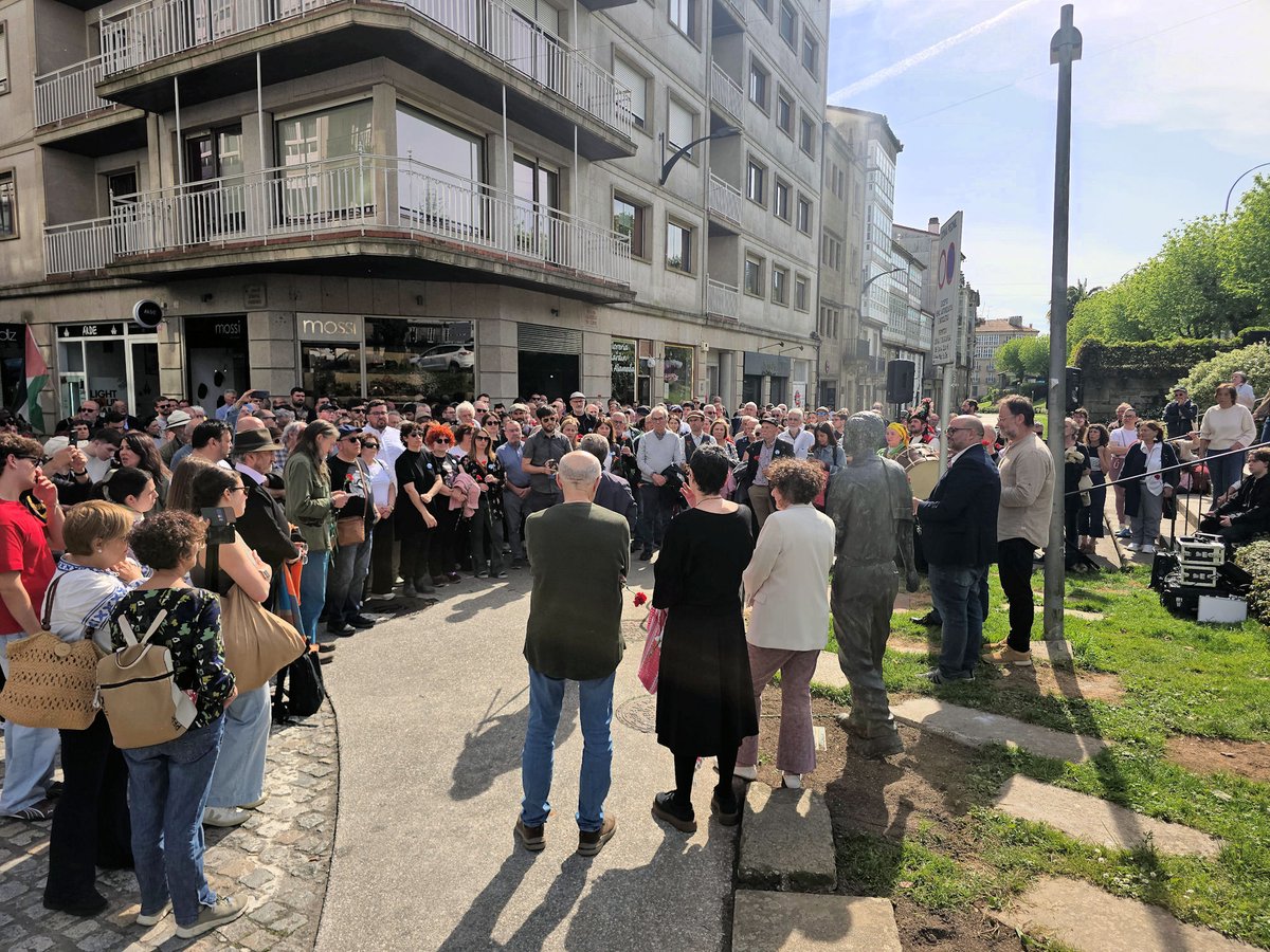 GalizaUPG's tweet photo. Algunha imaxe na inauguración da escultura a Moncho Reboiras na cidade de Compostela.
#ALoitaContinúa #SementedeVencer https://t.co/V2odrx3dqg