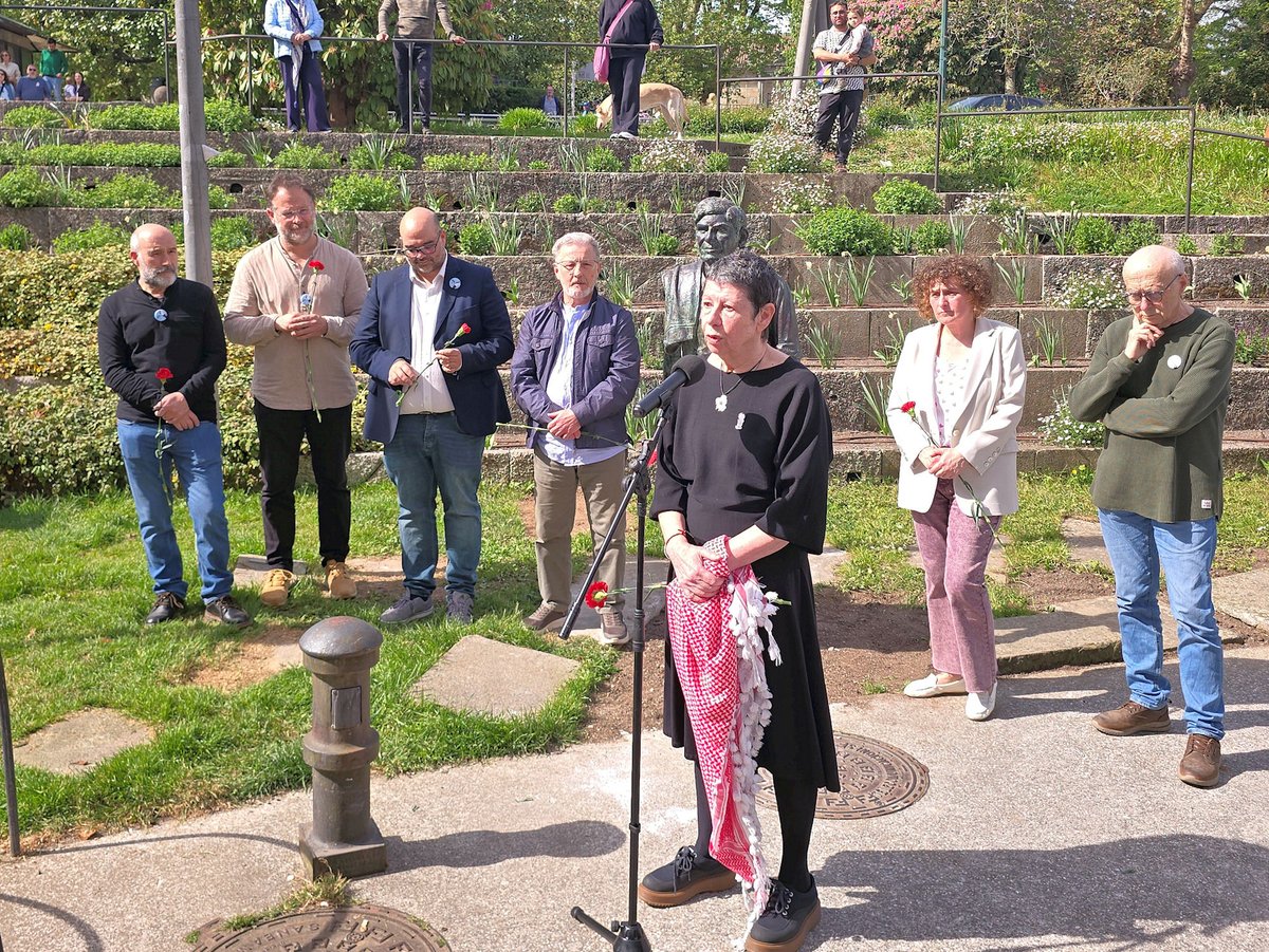 GalizaUPG's tweet photo. Algunha imaxe na inauguración da escultura a Moncho Reboiras na cidade de Compostela.
#ALoitaContinúa #SementedeVencer https://t.co/V2odrx3dqg
