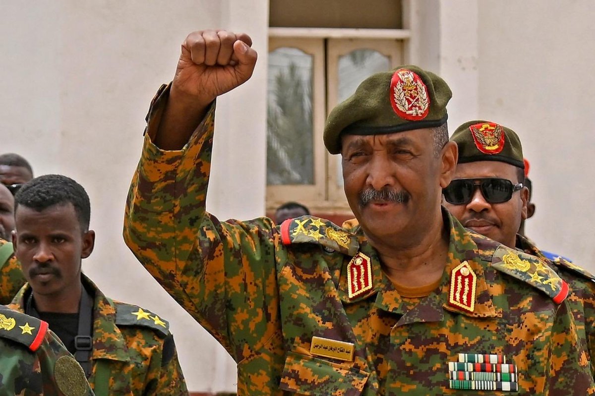 s_hm2030's tweet photo. رئيس مجلس السيادة الانتقالي السوداني الفريق أول ركن عبد الفتاح البرهان يصل إلى جدة.
.
حللت أهلاً ووطئت سهلاً فخامة الرئيس🇸🇩🇸🇦 https://t.co/RRIHkM4W5t