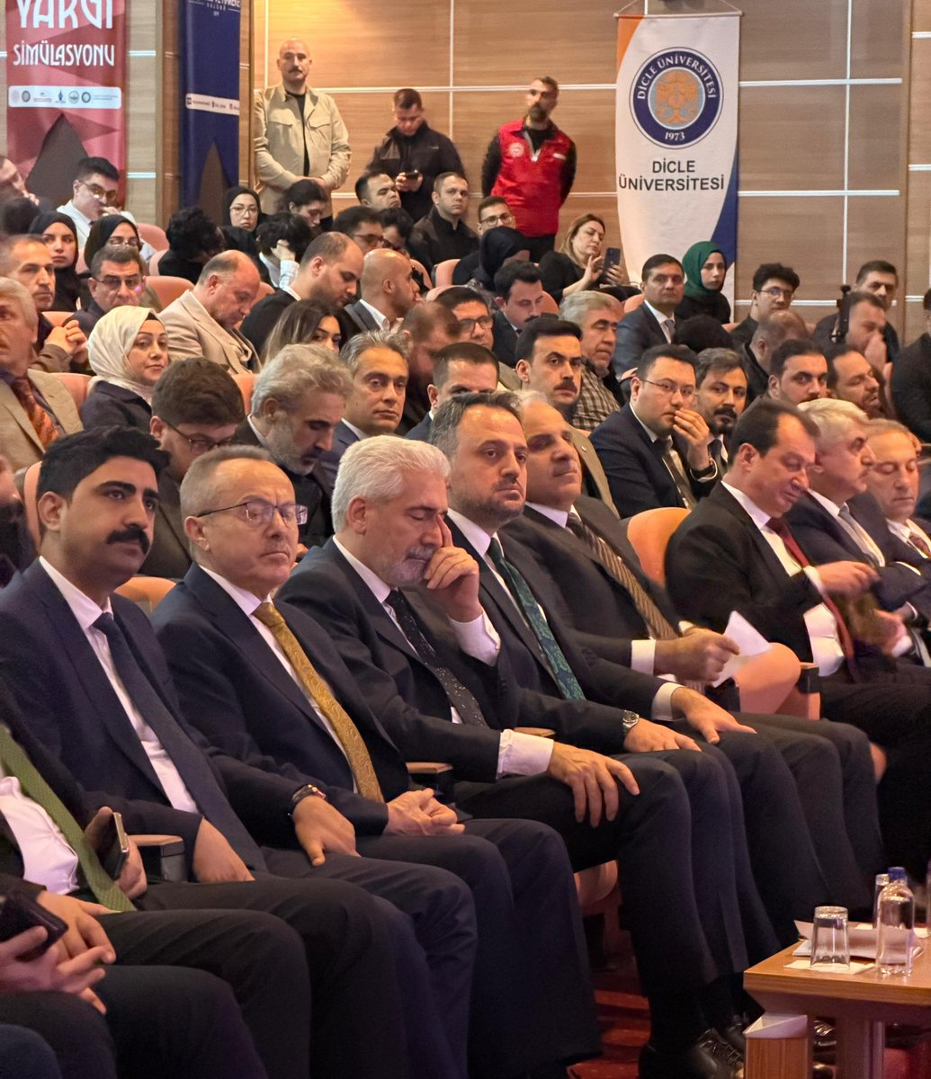 Surlarındaki her bir taşın tanıklık ettiği binlerce yıllık yönetim ve hukuk geleneğini, bugün modern bir simülasyonla geleceğe taşıyan gençlerimizleyiz.

Yolunuz, bahtınız açık olsun!

⚖️Düşünce ve Hareket Kulübü Yargı Simülasyonu

📍Diyarbakır, Dicle Üniversitesi