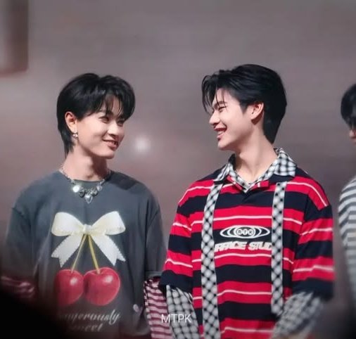 Wave_eline's tweet photo. A #TongPae AU where a cursed link glitches their feeds, revealing a parallel universe where their doppelgängers, #theewave, are the Nation's favorite ghostship. Tong is currently crashing out, violently jealous of his own face, while Pae feeds the fire just to watch him spiral https://t.co/RWh9IVaq5i