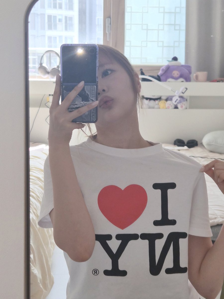 yev_on's tweet photo. NY is for NaYeon, right? Heheh sooo everyone is love me? >_< https://t.co/GnAAbV1c9y