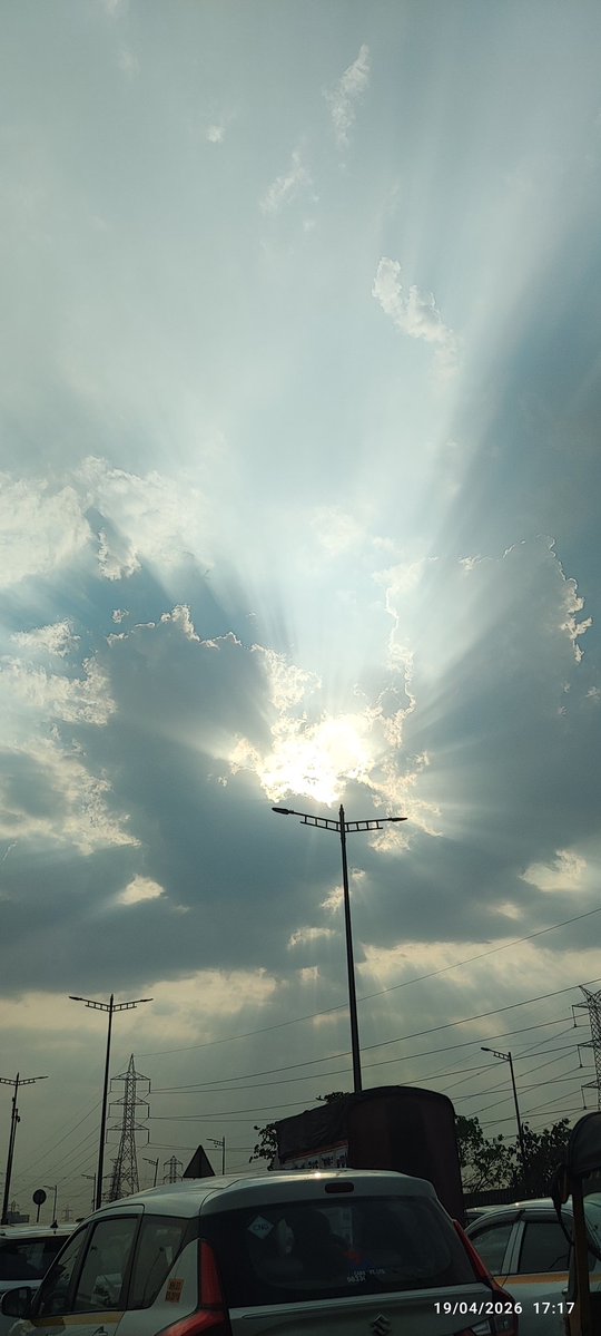 1984himanshu's tweet image. #sunlight #sunrays #clouds #nature #beaitifulnature #mesmerising #mi11x