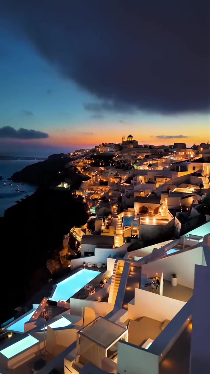 sokol_vitulya's tweet image. Chasing sunsets in Santorini—white-washed villages, blue domes, and a sky painted in honey gold. Every step feels like a postcard come to life  #SantoriniMagic #Wanderlust