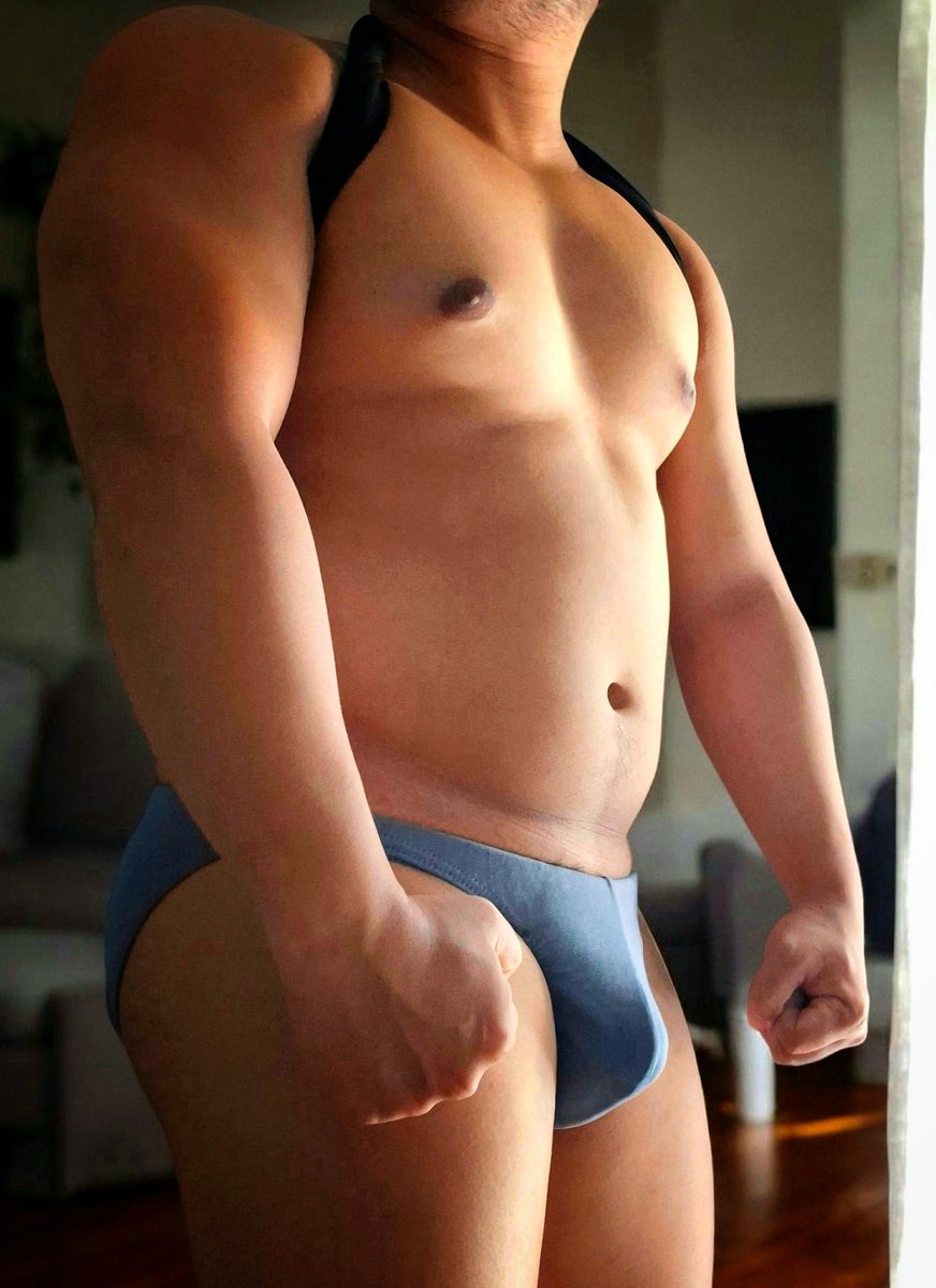 dee0399's tweet photo. Bikin otot chest lebih bulet berisi susah bgt, spill latihan chest favorit kalian dong 🙄 https://t.co/Fyx8e0SBt5