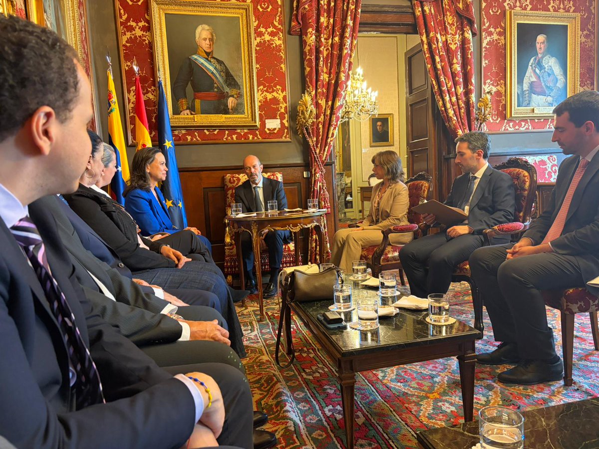 ConVzlaComando's tweet photo. 🇻🇪 🇪🇸 | 🏛️ "El Senado de España tiene total y absoluta disposición a la causa que tú abanderas".

Con estas palabras, el Presidente de la Cámara Alta recibe a @mariacorinaYA. 
Resaltó tres puntos clave: 
✅ La potencialidad extraordinaria de Venezuela. 
✅ El compromiso con el retorno de los derechos y garantías. 
✅ El papel fundamental de los venezolanos en el exterior para la reconstrucción del país.
