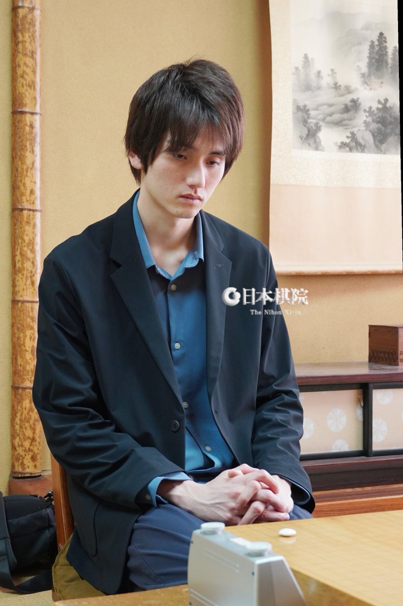 第51期棋聖戦Bリーグ、大西竜平七段が大西研也六段に勝利し、リーグ成績は3勝0敗となりました。