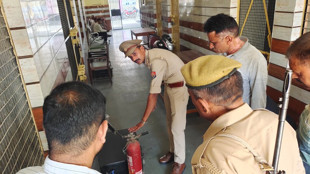 fatehgarhfire's tweet image. आज दिनांक:20.04.2026 को आगामी होमगॉर्ड भर्ती परीक्षा के दृष्टिगत रखते हुए कोषागर फतेहगढ़ में उपस्थित गार्द एवं अधिकारी कर्मचारियों को फायर एक्सटींगुशर को चलाने का प्रशिक्षण प्रदान किया गया। #Firesafety.