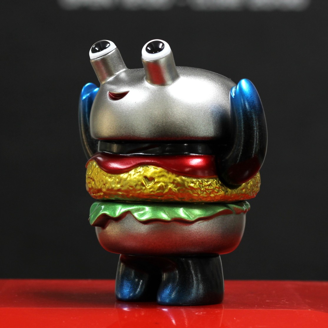 One up. 25th ANNIVERSARY SALE 
5/4 発売 5弾
chima group
カニコロ
メタルバーガー
色々なカラー展開を見てるがここまで鋼鉄っぽい組み合わせはあったのか？？
重い感じ！！アクリルキーホルダー付き
#カニコロ
#oneuptoy25th
#oneuptoy