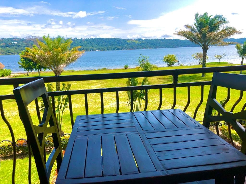 victoriaforest4's tweet image. Where mornings begin with a breeze and end with a view you’ll never forget.

#LakeView #BalconyViews #NatureEscape #LuxuryStay #SereneVibes #TravelUganda #IslandLife #RelaxAndUnwind #VacationMode #HiddenGem #VictoriaForestResort