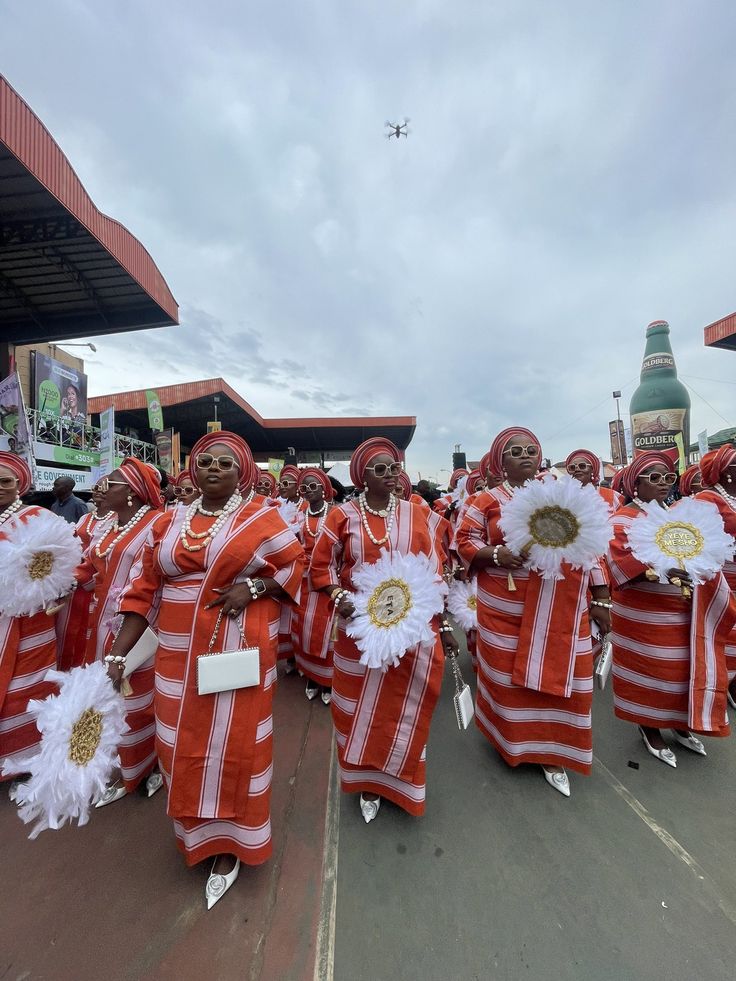 日本の皆さん、おはようございます ☀️
今日はナイジェリアの美しい文化を紹介したいです。
「Ojude Oba（王様への敬意の日）」という伝統的なお祭りがあります。
人々は豪華な服を着て、家族やコミュニティごとに集まり、王様に敬意を表します。