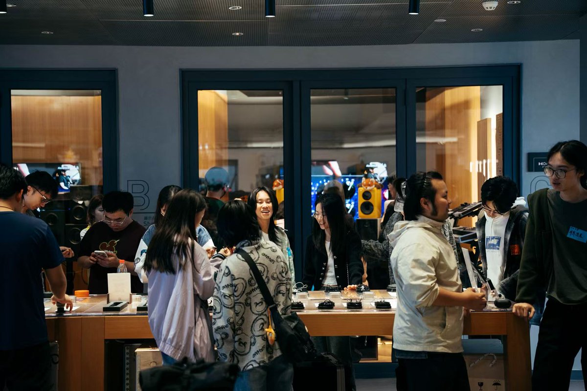 AudioDong's tweet image. Incredibly heartened to see so many passionate people visiting us! The energy for Pro Audio here at Dingdong Audio is undeniable. Believing that more will discover this exciting world.

#DingdongAudio #ProAudio #AudioCommunity