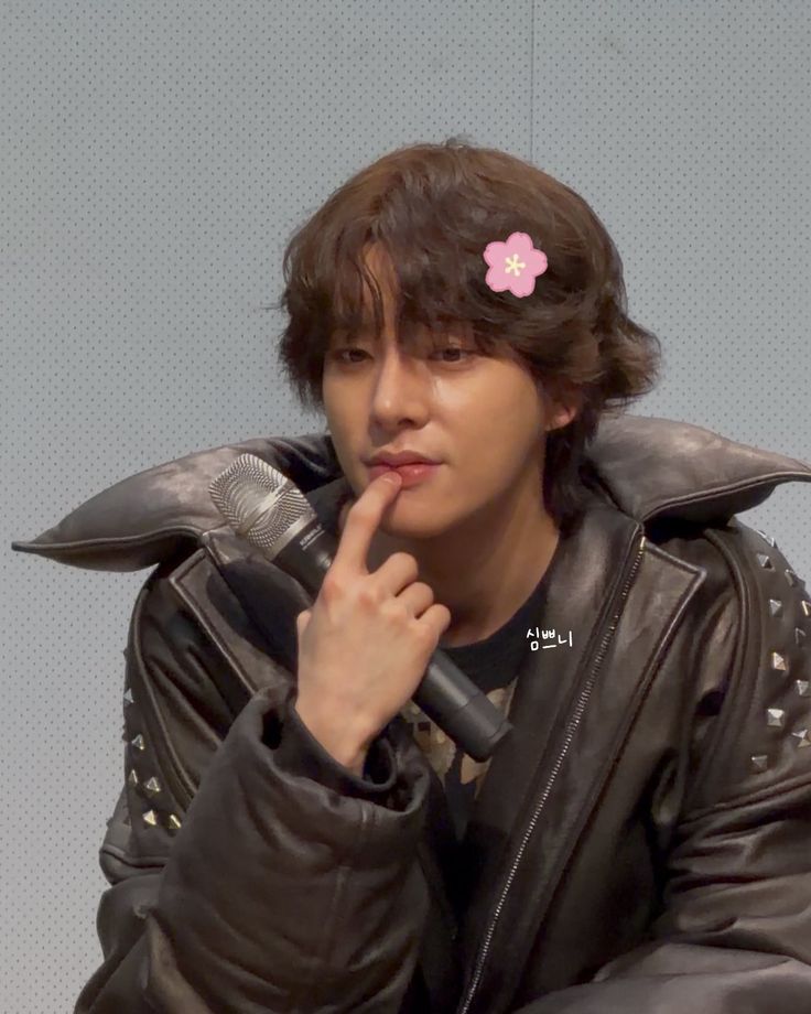 thigas | sevEN- tweet media