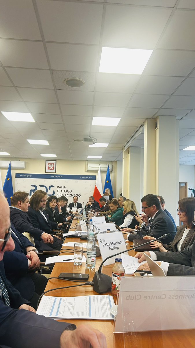 WiolettaZC's tweet image. Zaczynamy posiedzenie plenarne #RDS. 
Dziś na agencie temat reformy prawa pracy. 
Dyskusja nieco spóźniona, zwłaszcza w kontekście reformy o PIP. 

Z pozytywów - udało się dziś przyjąć uchwałę  uniemożliwiającą restrukturyzację SPZOZ na gruncie ustawy p. restrukturyzacyjne 👍