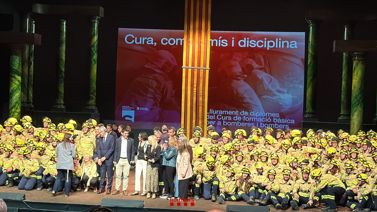 Finalitza l'acte de lliurament dels diplomes del curs de formació bàsica #bomberscat amb el compromís de "vetllar per la ciutadania amb entrega, responsabilitat i professionalitat, oferint un servei proper, solidari i eficient"

👨‍🚒👩‍🚒Benvinguts i benvingudes!!

<a href="/ispccat/">ISPC</a>