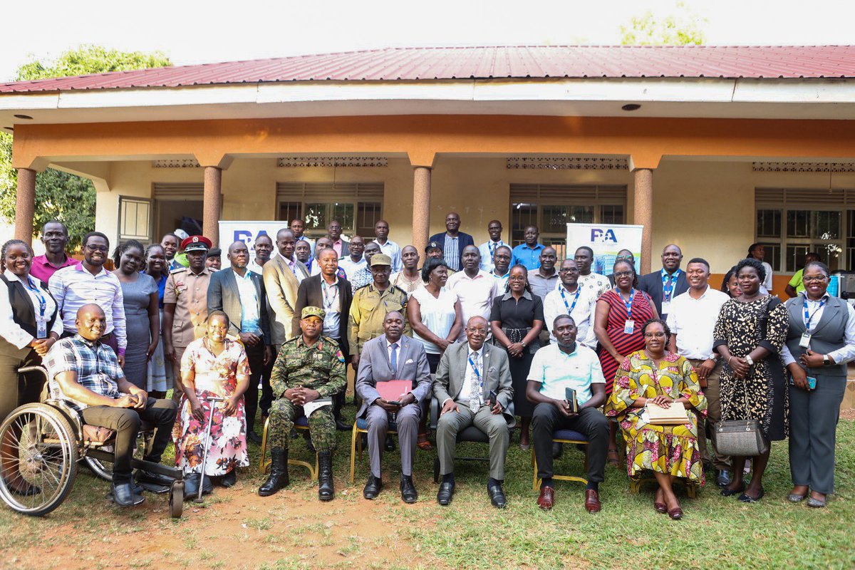 PPDAUganda's tweet photo. 1/5
Last week, the PPDA Executive Committee held a stakeholder engagement at Gulu City Hall with institutions from the Northern Region, bringing together representatives from URA, IGG, OAG, IRA, UEDCL, the Uganda Police, local district leaders, and Contracts Committee members. In attendance were Deputy Mayor Christine Olok and Town Clerk Drakuma Maliki.

The engagement aimed to directly interact with leaders and representatives to better understand their public procurement needs, address challenges, and collaboratively find solutions to their grievances.
