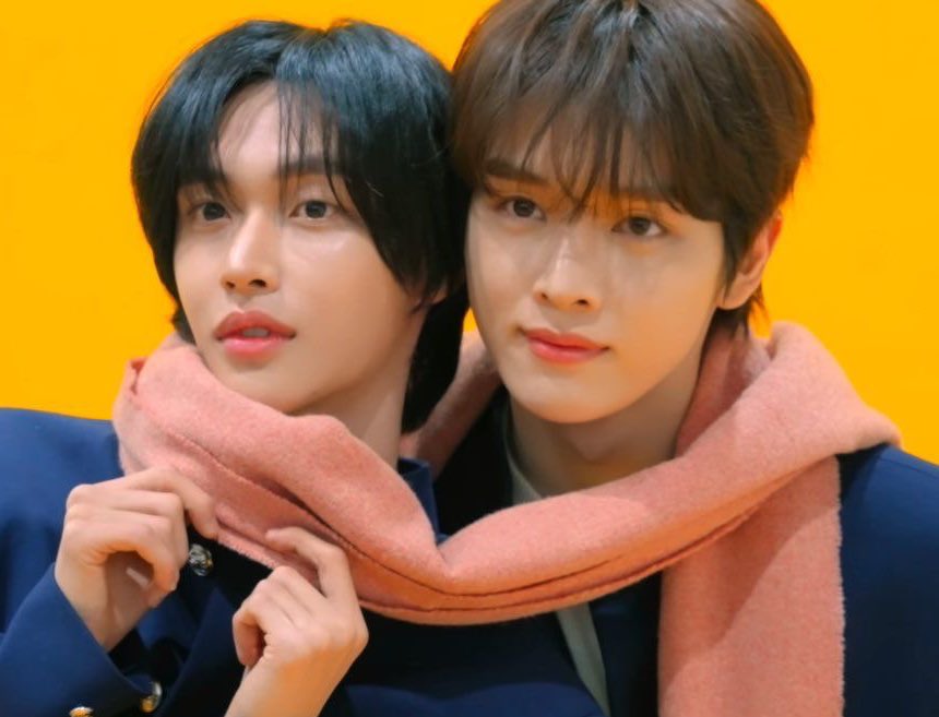 couple outfits 
มงกุฎดอกไม้
เคสอูรัมบัม
เพลง hug