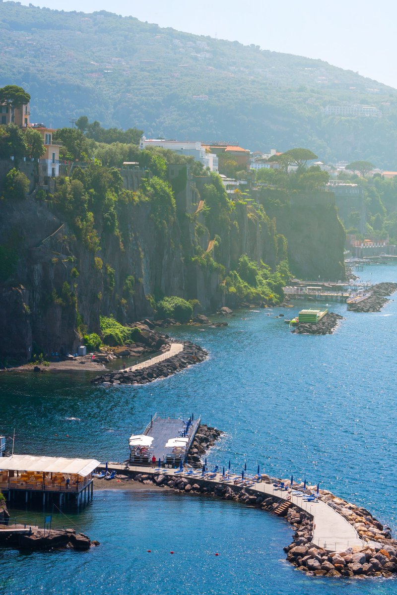 ItalyMagazine's tweet image. Italy's southern region of Campania is home to both blockbuster sights like the Amalfi Coast and Capri and little-known architectural and archaeological gems. Plan a visit and make the most of the region with these expert tips: bit.ly/4sJ5XSk