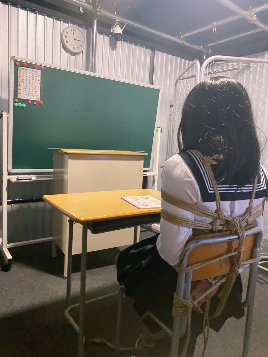 301_vy's tweet photo. 先生「テストで赤点を取った学生は、厳しい補習と反省室で明日の朝まで反省すること。分かった？」 https://t.co/xDaub35x8p