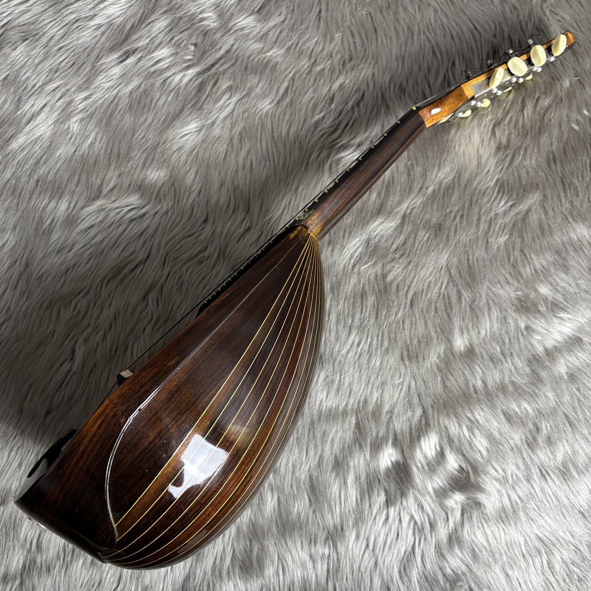 shima_kinshicho's tweet image. 🌟中古マンドリン入荷情報🌟
イタリアの王道 #Calace の人気モデルNo.13の1974年製の個体が入荷しました✨
良い塩梅に経年変化した見事な雰囲気の個体です👍
ワンランク上のマンドリンをお探しの皆様にオススメしたい個体です🥰

詳細はこちら👇
store.shimamura.co.jp/ec/pro/disp/1/…
#島村楽器 #錦糸町 #中古