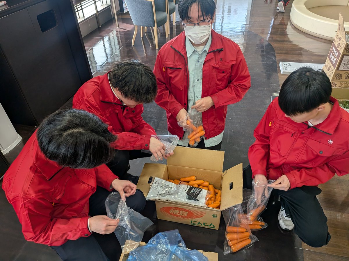 f_maruka's tweet photo. こんばんは😄
本日は東邦銀行北福島支店にてSDGs販売を行いました！
いちごやりんご🍎大根やキャベツ等青果物を沢山販売いたしました！！新入社員3名も先輩社員と共に人参などを詰めて販売に参加しましたよ☺
#東邦銀行
#SDGs
#福島市場 
#企業公式
#愛食コーナー https://t.co/2fdr9YRl5h