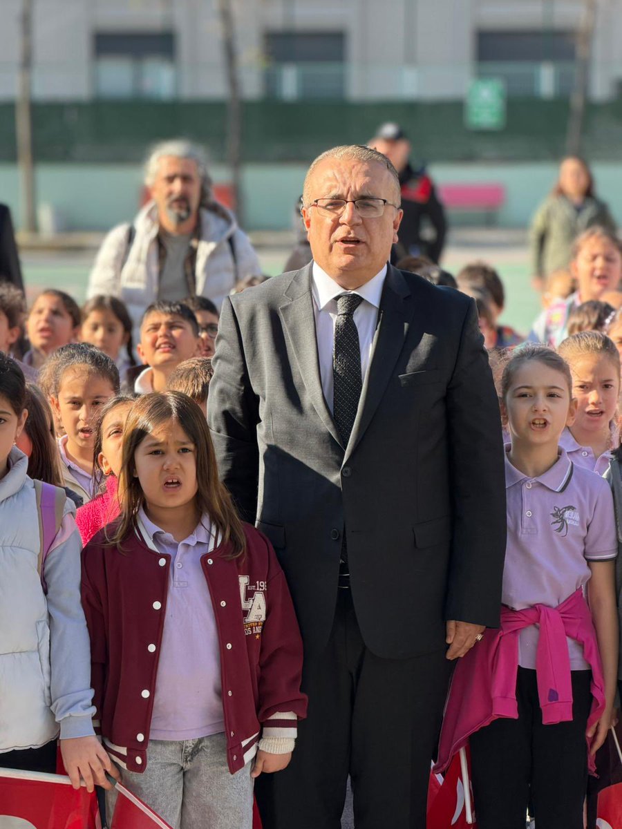 TC_Bahcelievler's tweet photo. Kaymakamımız Sayın Dr. Mehmet Boztepe, Mevlana İlkokulu’nda gerçekleştirilen bayrak törenine iştirak etti. 
Eğitimin kalbinde yer alan sevgi ve merhamet değerleriyle yoğrulan nesiller, fedakar öğretmenlerimizin öncülüğünde geleceğe umutla yürümektedir.
#EğitimdeTekYürek 🇹🇷 https://t.co/tf8QaFqVGm