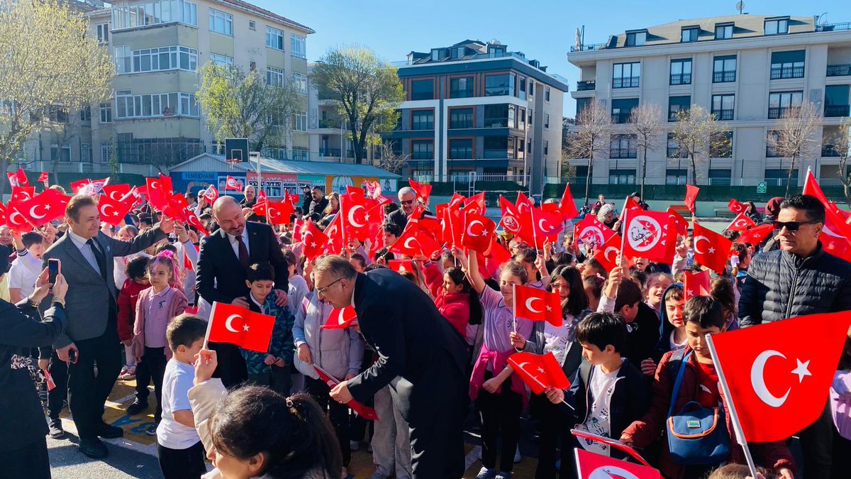 TC_Bahcelievler's tweet photo. Kaymakamımız Sayın Dr. Mehmet Boztepe, Mevlana İlkokulu’nda gerçekleştirilen bayrak törenine iştirak etti. 
Eğitimin kalbinde yer alan sevgi ve merhamet değerleriyle yoğrulan nesiller, fedakar öğretmenlerimizin öncülüğünde geleceğe umutla yürümektedir.
#EğitimdeTekYürek 🇹🇷 https://t.co/tf8QaFqVGm