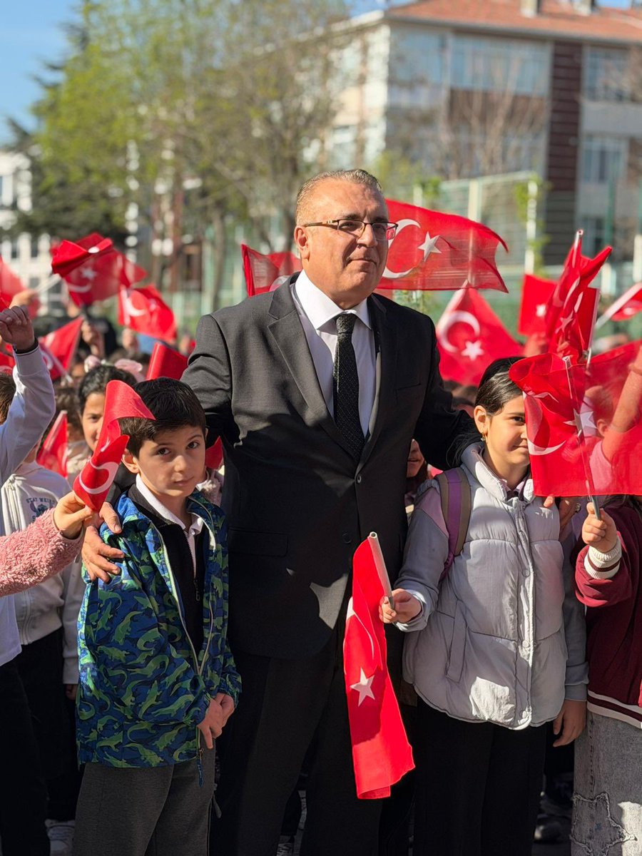TC_Bahcelievler's tweet photo. Kaymakamımız Sayın Dr. Mehmet Boztepe, Mevlana İlkokulu’nda gerçekleştirilen bayrak törenine iştirak etti. 
Eğitimin kalbinde yer alan sevgi ve merhamet değerleriyle yoğrulan nesiller, fedakar öğretmenlerimizin öncülüğünde geleceğe umutla yürümektedir.
#EğitimdeTekYürek 🇹🇷 https://t.co/tf8QaFqVGm