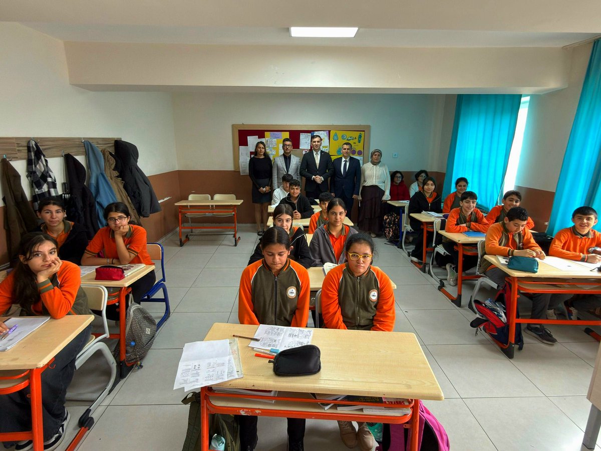 CemisgezekG's tweet photo. 📌Öğrencilerimizle Yeni Haftaya Güzel Bir Başlangıç 
1️⃣ Kaymakamımız Sn.Levent Küçük, haftanın ilk gününde İstiklal Ortaokulu’nda öğretmenlerimiz ve öğrencilerimizle bir araya gelerek hem sohbet etti,  hem de eğitim üzerine güzel paylaşımlarda bulundu.
@leventkucuk_
#Çemişgezek https://t.co/FVYg7yUJ8i
