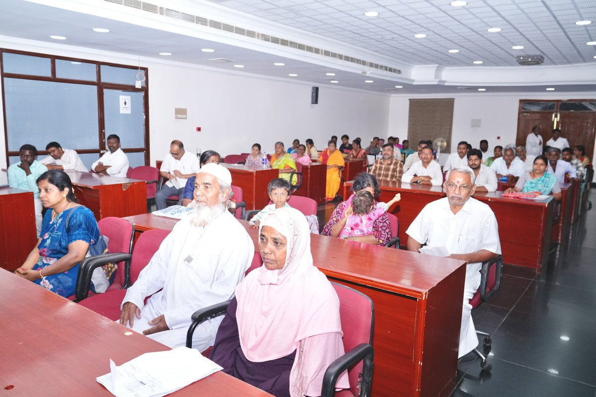 AnantapurPolice's tweet image. పిటీషన్ల పరిష్కారంలో జాప్యం లేకుండా నిర్ధేశిత సమయంలో పరిష్కరించండి- జిల్లా ఎస్పీ శ్రీ పి.జగదీష్ IPS గారు
జిల్లా పోలీస్ కార్యాలయం PGRS కార్యక్రమంలో 129 పిటీషన్లు స్వీకరణ .
@APPOLICE100 
#AnantapurPolice
#PGRS
#PublicService
#PeopleFirst
#PoliceForPeople