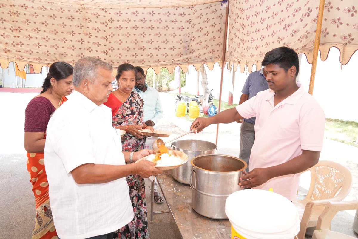 AnantapurPolice's tweet image. పిటీషన్ల పరిష్కారంలో జాప్యం లేకుండా నిర్ధేశిత సమయంలో పరిష్కరించండి- జిల్లా ఎస్పీ శ్రీ పి.జగదీష్ IPS గారు
జిల్లా పోలీస్ కార్యాలయం PGRS కార్యక్రమంలో 129 పిటీషన్లు స్వీకరణ .
@APPOLICE100 
#AnantapurPolice
#PGRS
#PublicService
#PeopleFirst
#PoliceForPeople