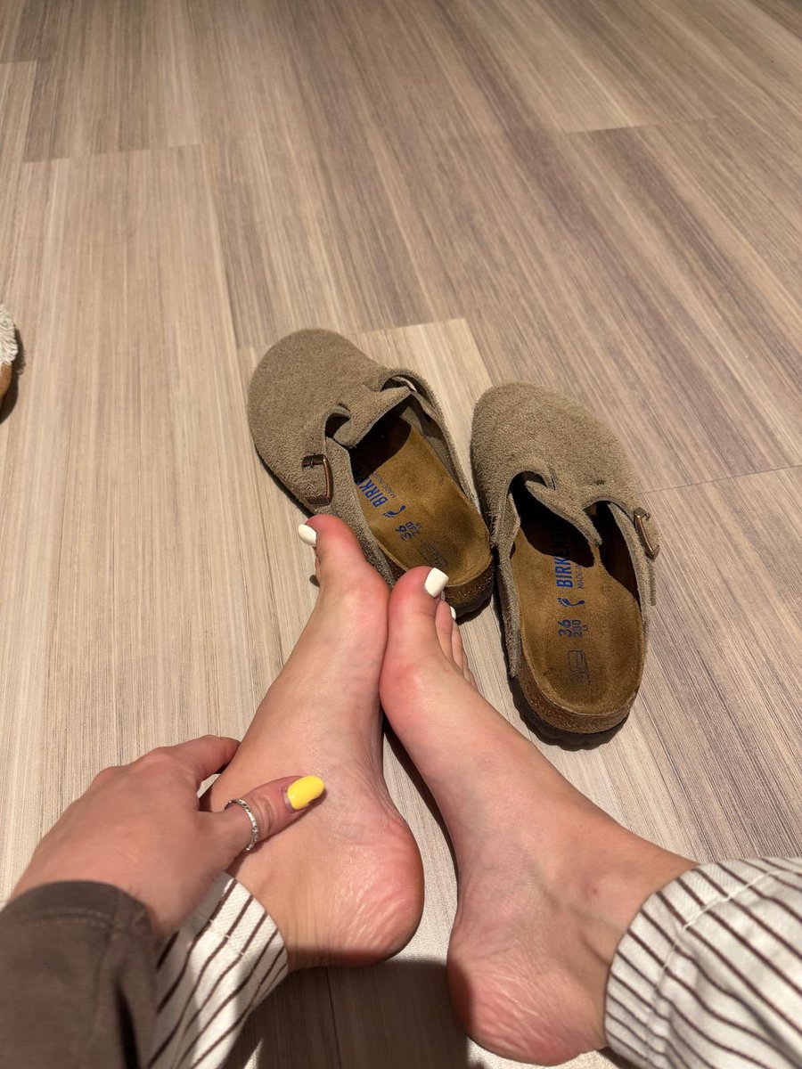 Tinysize3s's tweet image. Birk check 😏 #feet #birks
#footfetısh #toes