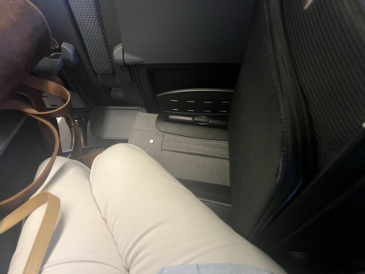 lolalabra's tweet image. Viajo en el #ave hacia Sevilla desde Ciudad Real
Con las #maletas encima
@Adif_es