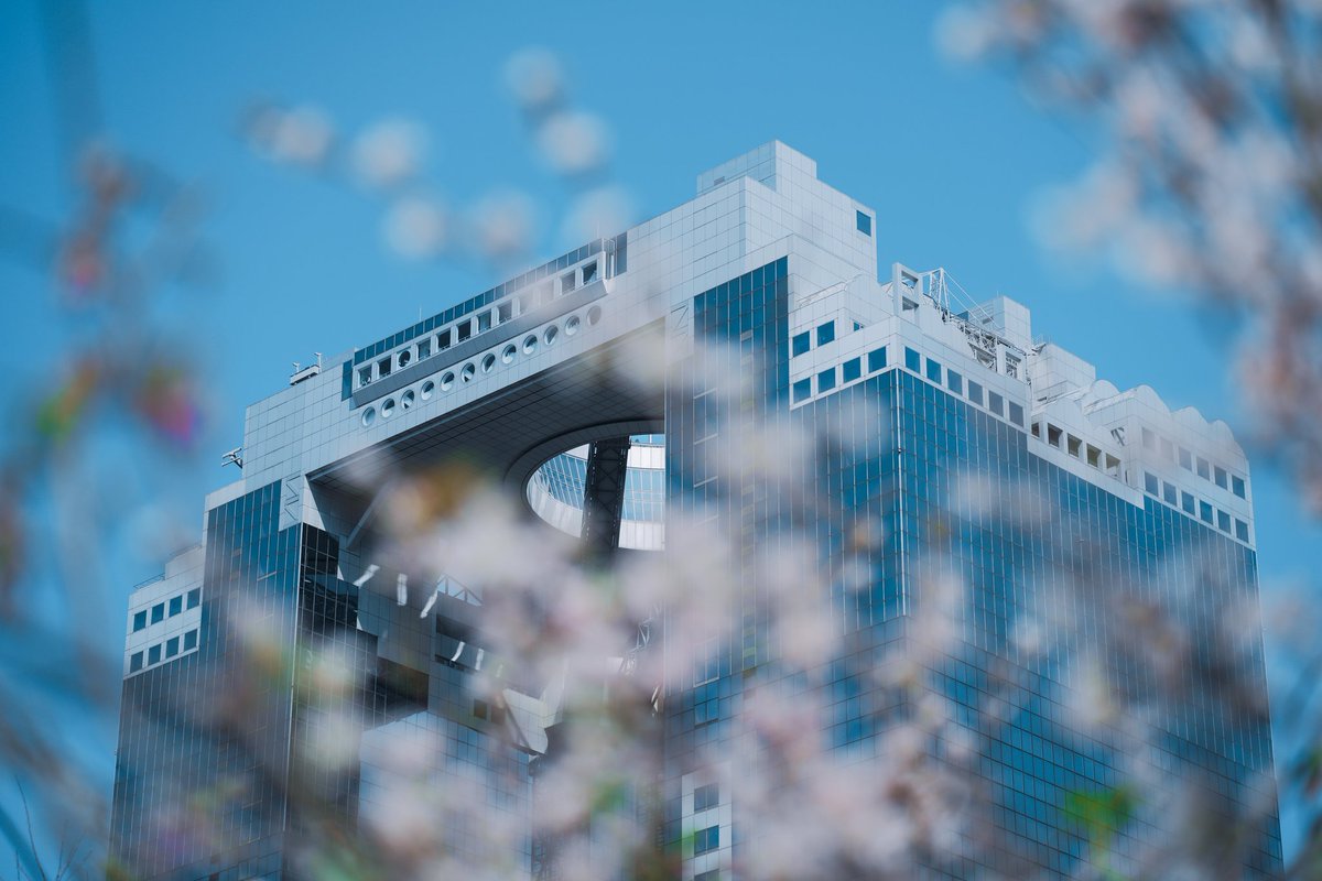 DesignKokeshi's tweet photo. 梅田スカイビルと桜 https://t.co/uj1DknGpm7