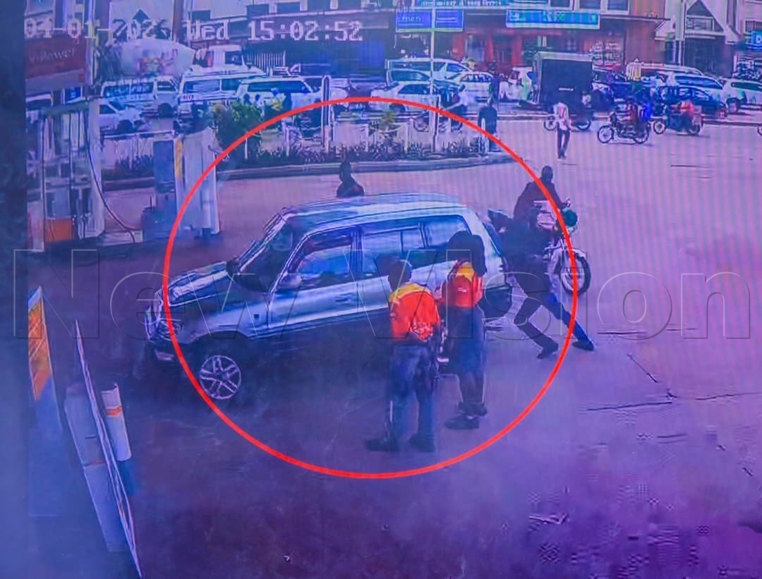 newvisionwire's tweet image. 🔴 LIVE: GGABA MURDER TRIAL

CCTV footage dated April 2, 2026 — the day four toddlers were killed at a Ggaba daycare — shows Okello pushing his car after it failed to start.

📸 Moses Nsubuga | #VisionUpdates
