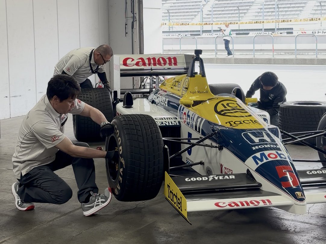 snow_r25's tweet photo. #モーターファンフェスタ 
@HondaJP_Live 
FW11のタイヤ交換間近で見れると思ってなかったしホンダのぼんドロシールちいかわに匹敵するくらいかわいくて最高でした🥹🤍 https://t.co/5ALl5H59ZF