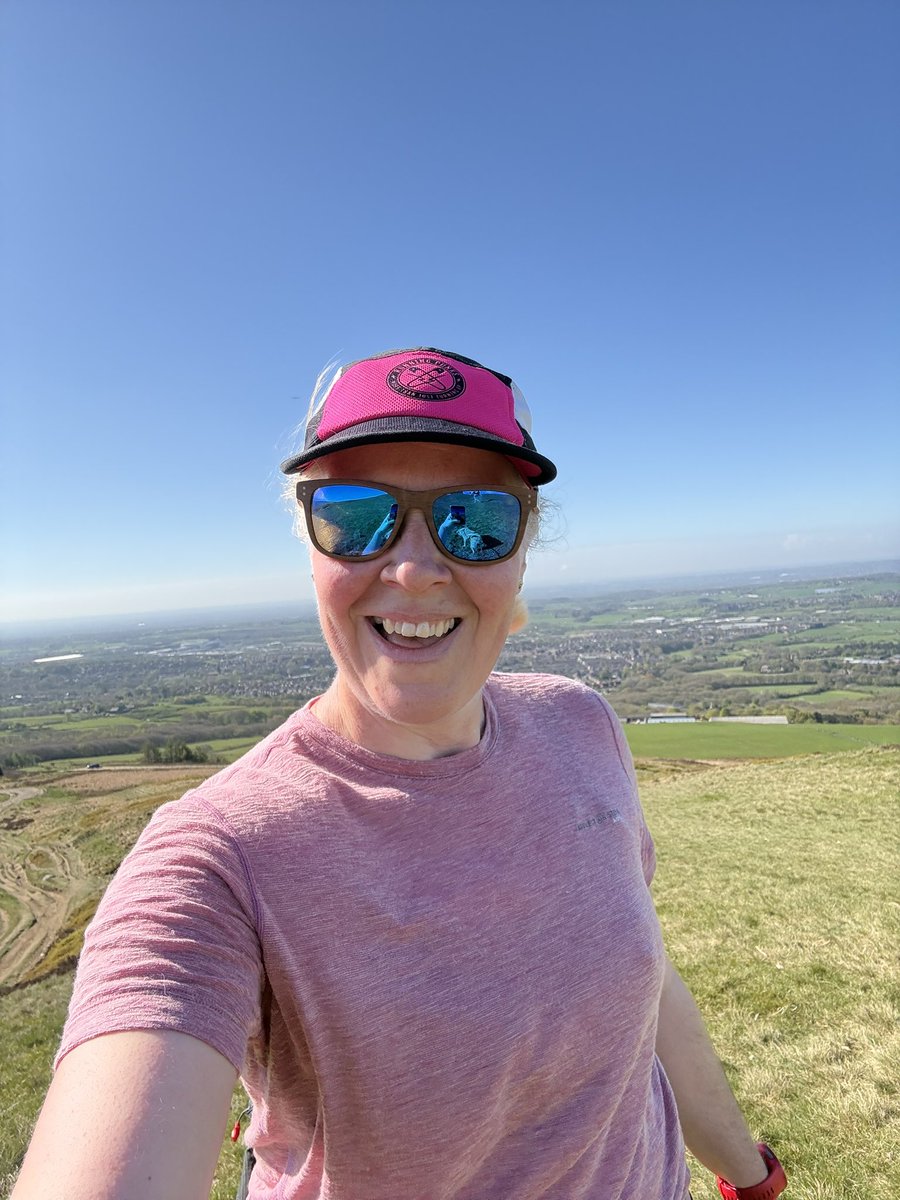 mileswithshell's tweet image. Glorious start to the week with a run up our favourite little hill #ukrunchat