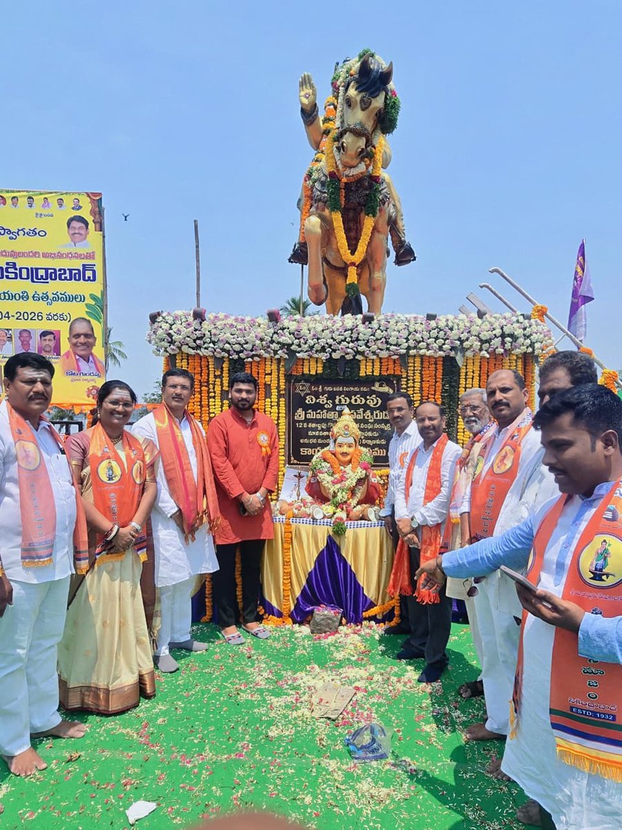 BarmaniMallik's tweet photo. Celebrated Basava Jayanti at Tank Bund, Hyderabad, at the statue of Mahatma Basavanna with @BJP4Telangana  State President @N_RamchanderRao Garu and State Spokespersons @AshokMustapure garu &amp; @sangappaj garu.

#BasavaJayanti #Basavanna #Hyderabad https://t.co/GhIlzH5rzM