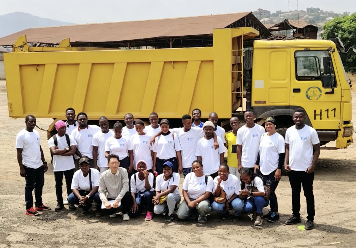 CrsgSierraLeone's tweet photo. Students in Sierra Leone are loving the Excellence Skills Academy! A fantastic partnership between China Railway Seventh Group, Freetown Polytechnic &amp; Zhengzhou Railway Technician College is empowering the next generation. 🚀@CRECofficial @FreetownPo29539 #YouthBridge https://t.co/EfHlqkYIKe