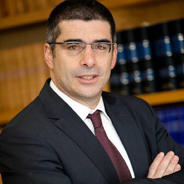 Man’s NOT Barry Roux tweet media