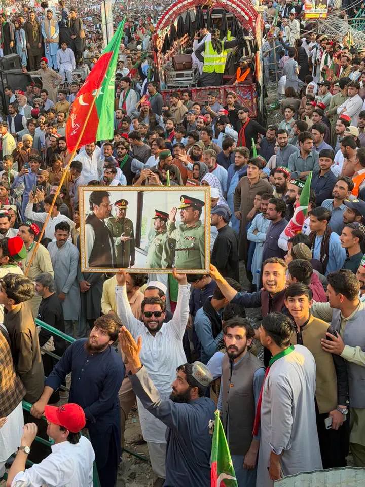 سلیقہ جن کو سکھایا تھا ہم نے چلنے کا
وہ لوگ آج ہمیں دائیں بائیں کرنے لگے

#MardanJalsa